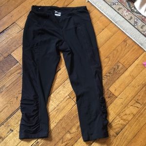 Capri leggings with mesh-panel side pockets